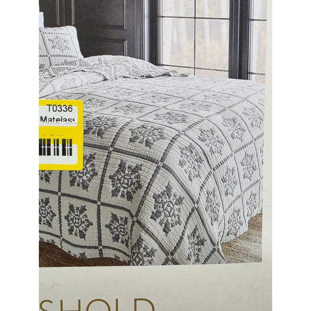Threshold Matelasse Christmas Quilt Set Snowflake 3pc Reversible Full/Queen